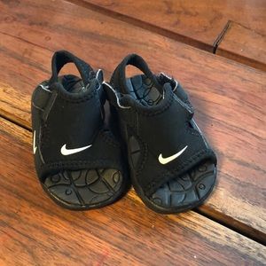 Black infant Nike sandal